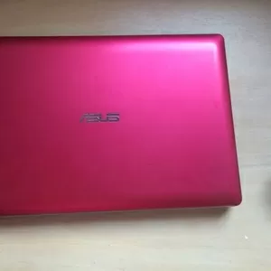 Компактный,  тонкий и легкий ноутбук ASUS X201E розового цвета. 