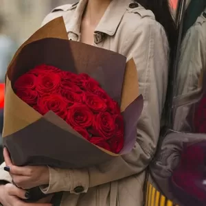 25 червоних троянд - класичний та вишуканий подарунок найближчим