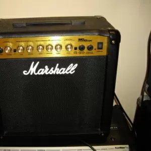 Продам комбик MARSHALL MG15CDR